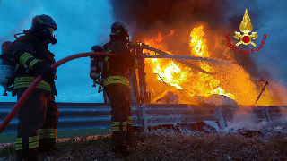 Ancona - Alba di fuoco in A14, a bruciare un camion pieno di carta